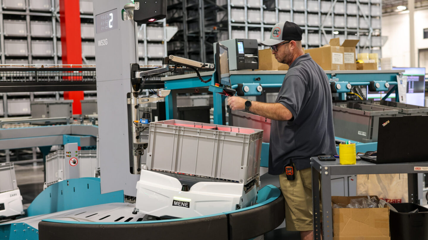 Robots Skypod d'Exotec dans le centre de distribution de First Supply