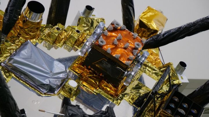 Le rover Idefix installé entre les pieds de la sonde japonaise MMX