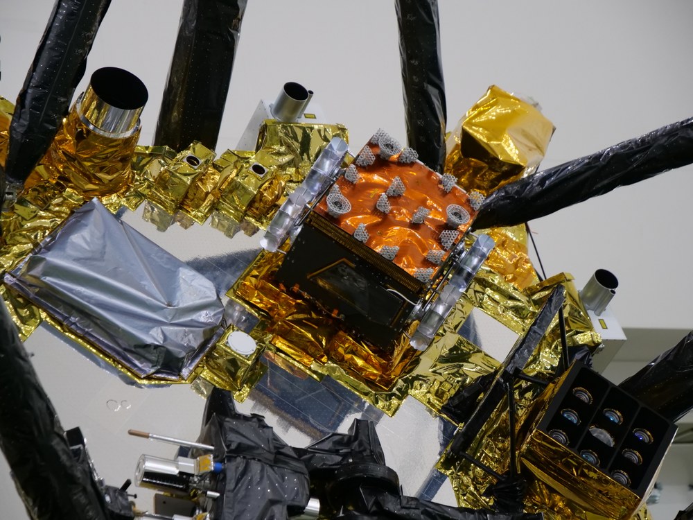 Le rover Idefix installé entre les pieds de la sonde japonaise MMX