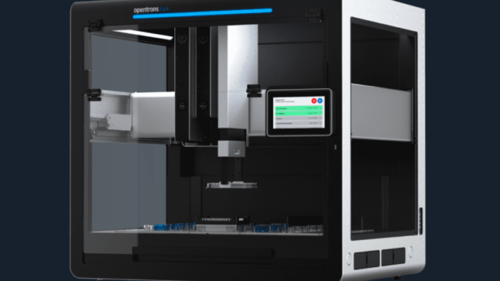 Robot de laboratoire Opentrons équipé de pipettes automatisées