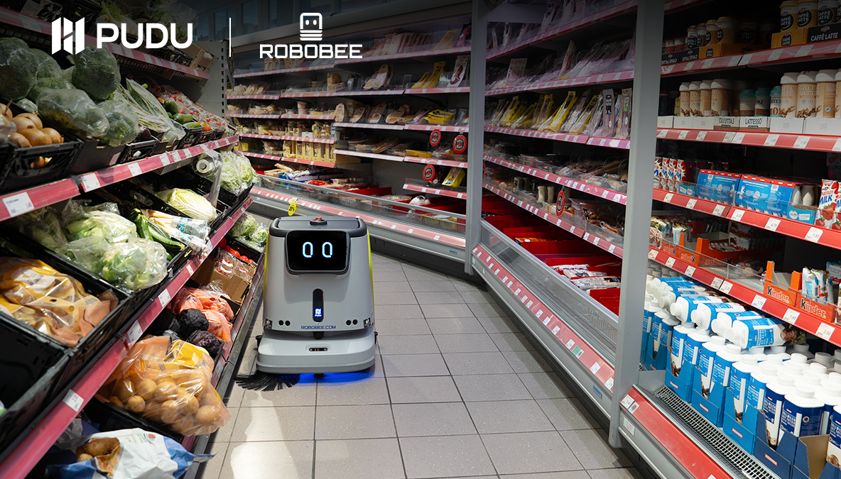 Robot de nettoyage Pudu CC1 dans une allée de supermarché Denner