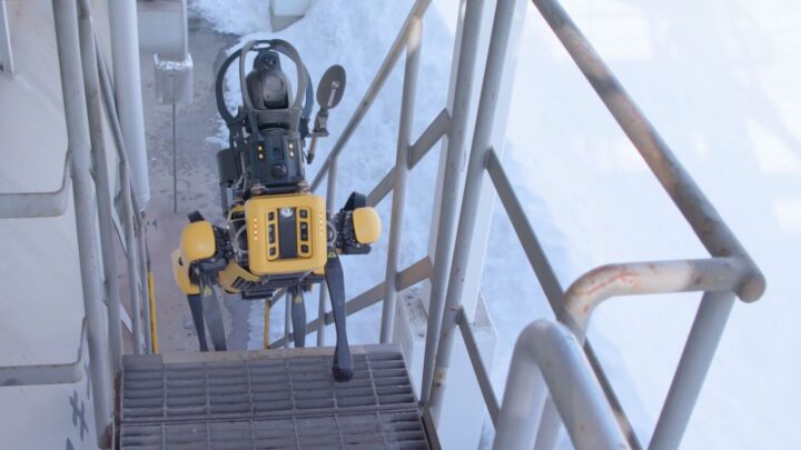 Le robot Spot monte un escalier dans la brasserie Kirin de Chitose