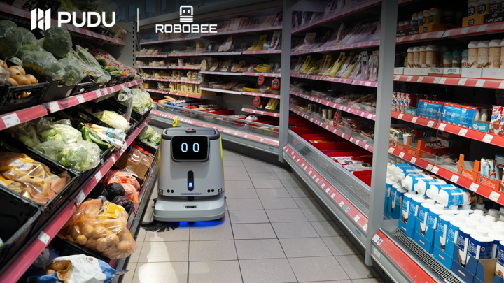Robot de nettoyage Pudu CC1 dans une allée de supermarché Denner