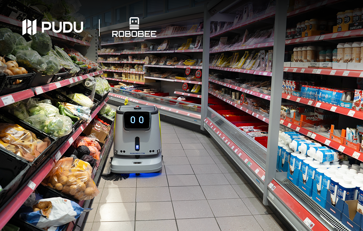 Robot de nettoyage Pudu CC1 dans une allée de supermarché Denner