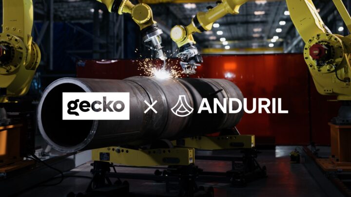 Robots industriels travaillant sur un composant naval pour le partenariat Gecko Robotics et Anduril