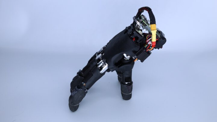 Main robotique autonome de l’ETH Zurich posée sur le bout de ses cinq doigts