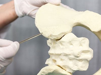 Robot compatible IRM utilisé pour guider une biopsie osseuse pédiatrique