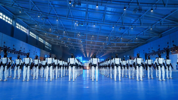 Cent dix robots humanoïdes AgiBot Expedition A3 alignés pendant leur chorégraphie à Jinan