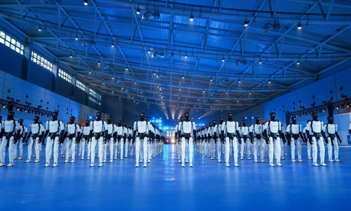 Cent dix robots humanoïdes AgiBot Expedition A3 alignés pendant leur chorégraphie à Jinan