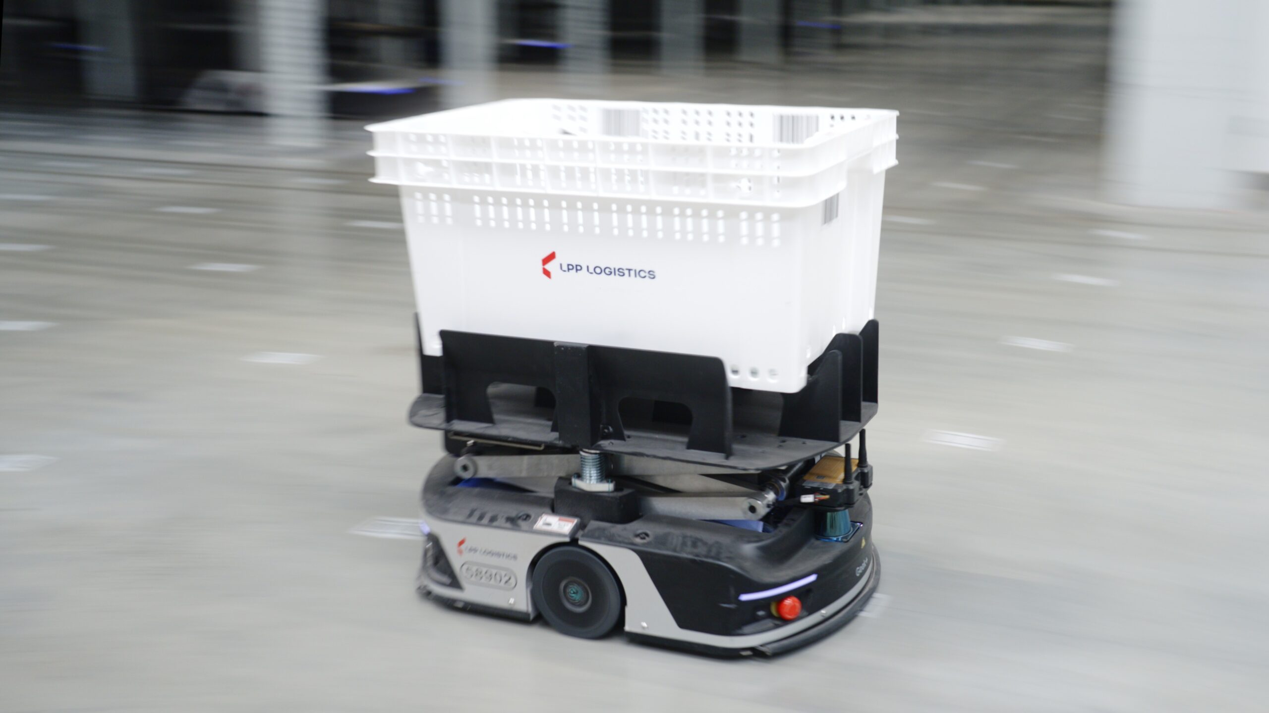 Robots mobiles Geekplus dans un entrepôt automatisé de LPP en Pologne